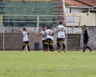 Ao lado de seus companheiros, Pecel comemora o gol do Castanhal na vitória contra o Penarol-AM, por 1 x 0 na Série D.