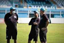 Comissão técnica bicolor durante o treino da manhã desta quinta (24)