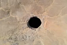 A cratera gigante tem 30 metros de largura e entre 100 e 250 metros de profundidade