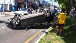 O carro já foi retirado da via, porém um enorme engarrafamento se formou até que o veículo fosse retirado do local. 