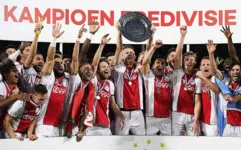Jogadores do Ajax erguem troféu de campeões holandeses |