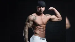 O americano tinha o sonho de tatuar o corpo em um estúdio na Tailândia.