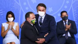 O ex-ministro da Saúde, o general Eduardo Pazuello, e o  presidente Jair Bolsonaro.