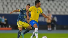 Casemiro ganha a jogada de Rafael Borré no primeiro tempo de Brasil x Colômbia 