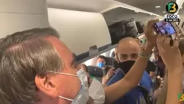 Imagem ilustrativa da notícia Vídeo: Bolsonaro é vaiado em avião e xinga passageiros