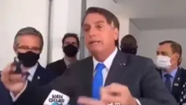 Imagem ilustrativa da notícia Bolsonaro tira a máscara e manda repórter calar a boca. Veja