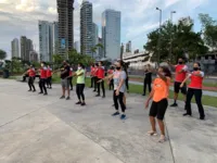 Grupo se exercita durante o aulão de atividades que já está se tornando parte do cenário da cidade
