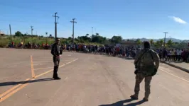 Imagem registra tensão entre moradores e agentes federais na entrada do município de Jacareacanga