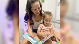 Ana Claudia incentiva a filha, Ana Clara, a ler desde criança.