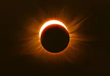 Eclipse solar chamado de “anel de fogo” no céu