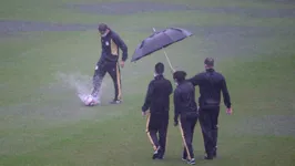Gramado do estádio da Ressacada durante a forte chuva de sábado, que suspendeu a partida.