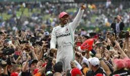 Lewis Hamilton nos braços do povo: o heptacampeão terá o apoio de uma grande multidão em Silverstone em julho /