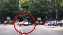 O motorista do Twingo corta na frente da Ferrari e, com o toque das rodas dos dois carros, o supercarro pula direto para o muro e bate.