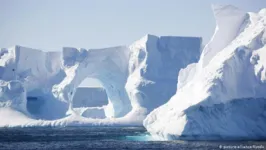 O iceberg A-76, de quase 170 km de comprimento por 25 km de largura e uma superfície total de 4.320 quilômetros quadrados, está à deriva no Mar de Weddell.