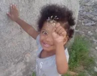 Em uma das agressões, Ketelen foi chicoteada com um cabo de TV e, após levar chutes na barriga, teve a cabeça batida contra uma parede até desmaiar.