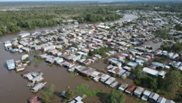 Segundo a Defesa Civil de Manaus, cerca de 24 mil pessoas de 15 bairros sofrem com a cheia do Rio Negro. 
