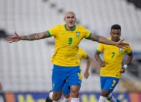 Atacante Pedro celebrando gol pela Seleção Brasileira