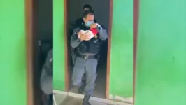 A denúncia chegou ao Conselho Tutelar que, com apoio da Polícia Militar, foi até o ponto de venda de drogas e resgatou o bebê. 