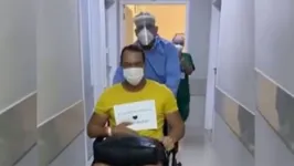 Treinador ficou quase 15 dias internado contra a covid-19