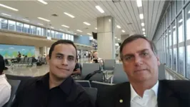 Tercio Arnaud Tomaz, assessor do gabinete pessoal de Jair Bolsonaro, em foto com o presidente