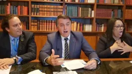 A "encenação" foi feita durante a live de Bolsonaro, na última quinta-feira (6)