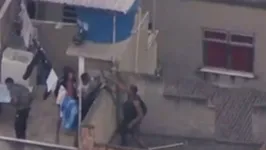 Imagens feitas por helicóptero de rede de TV mostram homens pulando lajes e invadindo casas de moradores para tentar fugir da polícia