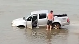 Veículo teria ficado atolado em um trecho do Farol Velho