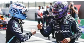 Valtteri Bottas comemora a pole em Portugal ao lado de Lewis Hamilton.
