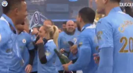 Imagem ilustrativa da notícia Confira a festa do City com a taça da Premier League