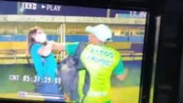 Jornalista sendo agredida por um homem em jogo no Piauí.