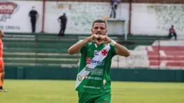 Alexandre pinho marca o segundo gol da Águia do Souza.