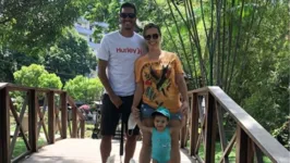 Lucas Siqueira, sua esposa e seu Filho João Lucas na praça Batista Campos, em Belém.