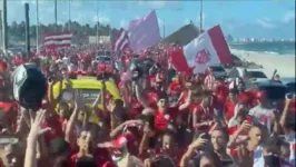 Torcida do CRB aglomerando ao redor do ônibus que levava a equipe ao estádio.