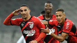 Furacão vence Atlético-GO e assume a liderança do Brasileirão.