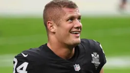 Carl Nassib é o primeiro jogador da NFL a se assumir homosexual.