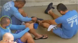 Imagem do pátio de presídio de Catanduvas mostra Cleverson Pereira dos Santos lendo um dos bilhetes