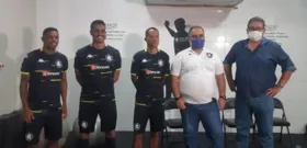 Equipe recebe os troféus