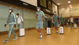 Delegação do Palmeiras em viagem para o Paraguai.