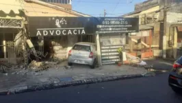 Imagem ilustrativa da notícia Motorista perde o controle e invade casas na Pedreira