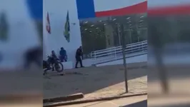 A Polícia Militar foi acionada e após negociações, o suspeito foi preso.