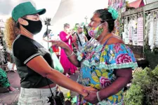 Jéssica Silva toma o banho de São João na véspera do dia do santo há uma década. A autônoma já está pronta para mais um ano

