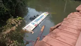 Motorista perdeu o controle e caminhão caiu da ponte em um rio. 