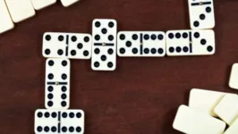 A peça de dominó tinha 1,5 cm
