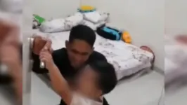 No vídeo, menino de dois anos chora e pede para que pai fique em casa