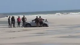 Carro ficou atolado na areia de praia em Salinas.