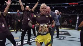 Charles 'Do Bronx' com o cinturão de campeão