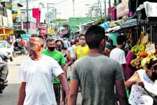 Feira no bairro da Terra Firme em que frequentadores dividem pouco espaço e tem que esqueça a máscara