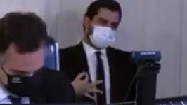 Filipe fazendo gesto considerado supremacista branco. Ele nega