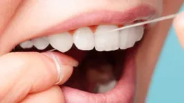 O uso do fio dental é essencial para o  cuidado com o sorriso 