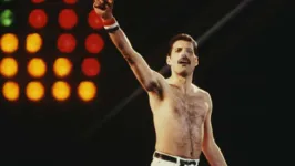 Imagem ilustrativa da notícia Orgia? Foto mostra Freddie Mercury na cama com vários homens